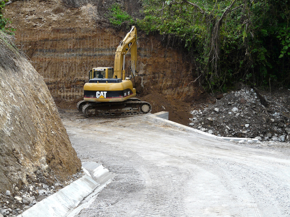 Volcan Pacifica: Digger at work on one of the faces, May 2008