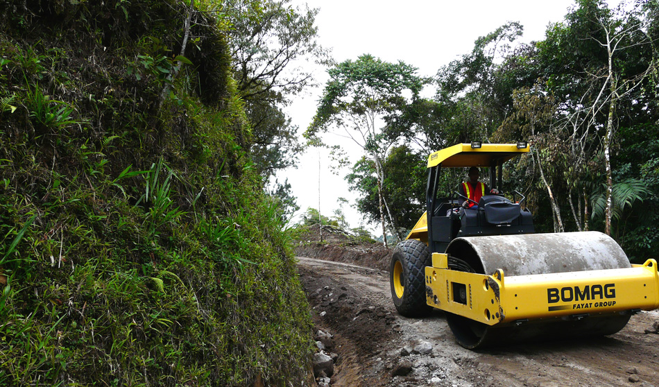 Volcan Pacifica: heavy roller by the culvert, May 2008